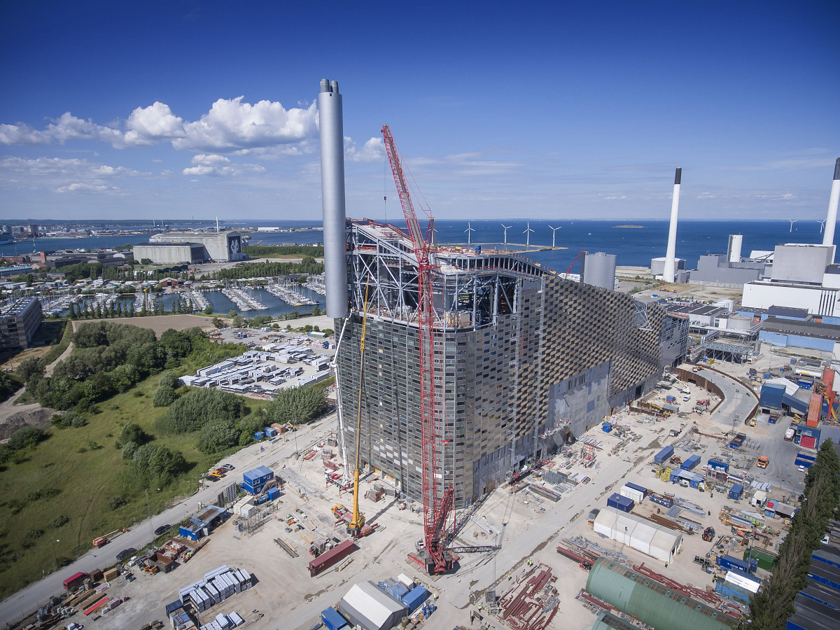 Skiing on waste-to-energy plant at Amager Bakke